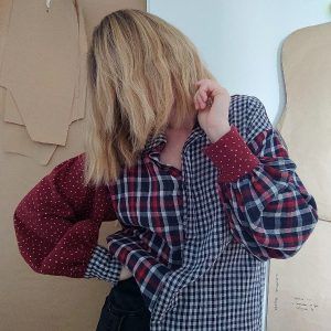 Unikatna patchwork bluza raznih uzoraka plave i crvene boje s puf rukavima.